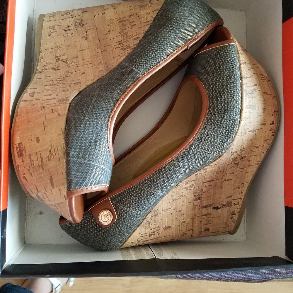 Guess Wedge Platform Heals in Size 9 1/2 M